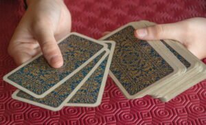 Tarot del día En la era de la hiperconectividad, caminamos por la vida rodeados de un bombardeo constante de información.