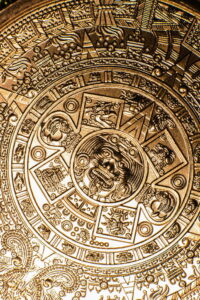 La astrología ha acompañado a la humanidad durante miles de años, ofreciendo una forma de comprender la vida, el destino y las energías que influyen en nuestro día a día.