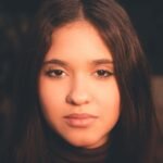 El amor no siempre es un río tranquilo; a veces, es un océano embravecido donde las almas chocan con la fuerza de dos planetas en curso de colisión.