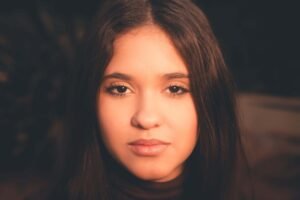 El amor no siempre es un río tranquilo; a veces, es un océano embravecido donde las almas chocan con la fuerza de dos planetas en curso de colisión.