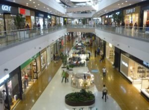 Centro comercial, Barranquilla ¿Tú también lo estás sintiendo, verdad? Esa tensión insoportable en el aire que no tiene nada que ver con el clima, ¡sino con tu cuenta bancaria!