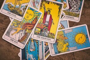 El tarot terapéutico no busca darte respuestas fijas ni condicionar tus decisiones. Su enfoque es puramente introspectivo.